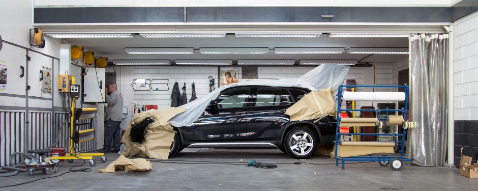 Illustratie: foto van BMW X3 in de werkplaats van X-Pair Autoschade in Naaldwijk. De auto staat er om een reparatie te ondergaan middels spot repair.