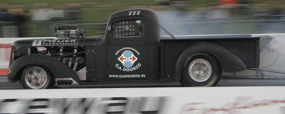 Illustratie: foto van de Chevrolet truck uit 1937 waarmee het raceteam menig circuit bezoekt.