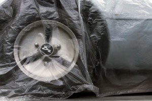 Illustratie: foto van een wiel van een Renault Alpine A310 in de werkplaats van X-Pair Autoschade. Deukie.